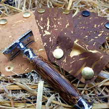 Laden Sie das Bild in den Galerie-Viewer, Set "Holzrasierer Henry" inkl. Schutzhülle aus Kork